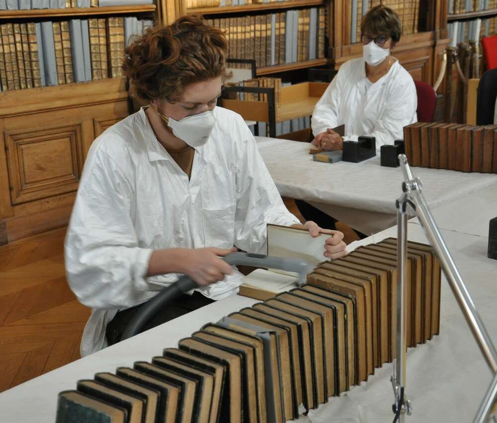 Le dépoussiérage des archives en bibliothèque : un geste essentiel pour la conservation